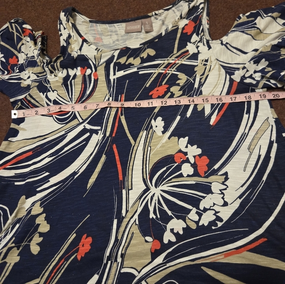 Chico' Size 1 (US 6) Peek-a-Boo Sleeb Top In Blue, Red, Green And White Print - Picture 3 of 6